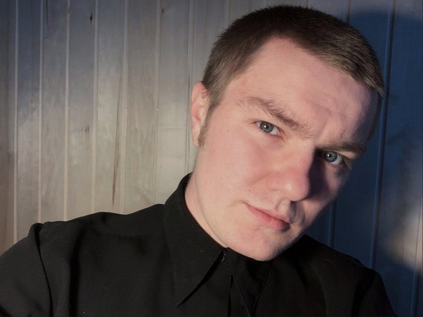 18 27 лет. Простой парень. Пацан 25 лет в очках. Просто парень. 18 27 лет.