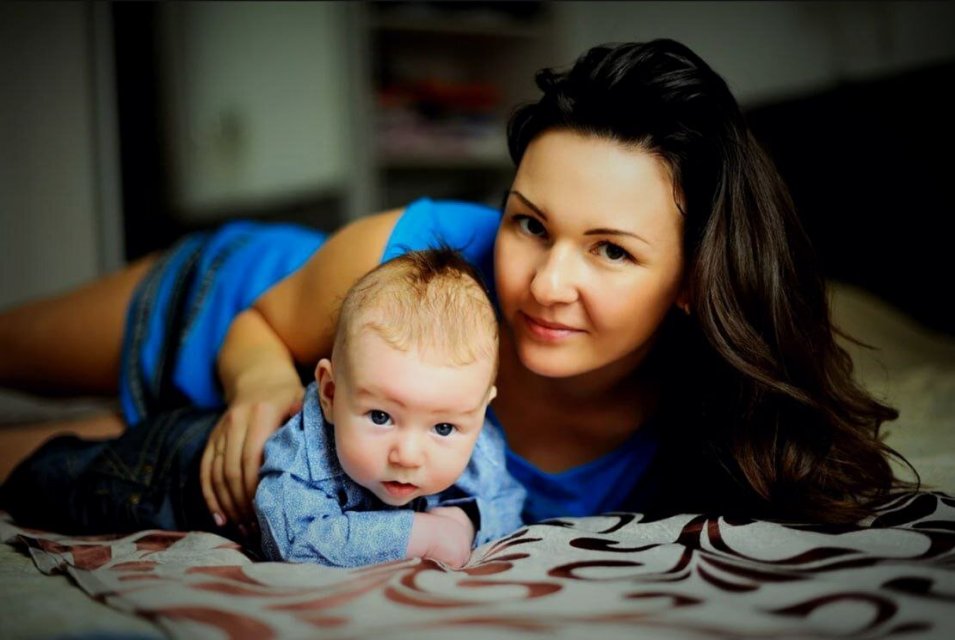 Молодые мамы в россии. Фотосессия с малышом. Фотосессия мама и малыш. Фотосессия с малышом дома. Женщина с ребенком.